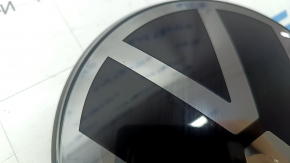 Эмблема решетки радиатора grill VW Tiguan 22-24 под радар, песок