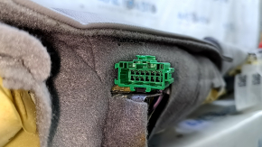 Крупный план подключения заднего сиденья Honda Accord, состояние разъёма.