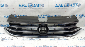 Решетка радиатора grill VW Tiguan 22-24 без эмблемы, под радар, поплавлена, в копоти, песок