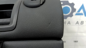 Крупный план кожи на спинке сиденья BMW X3 G01, царапины присутствуют