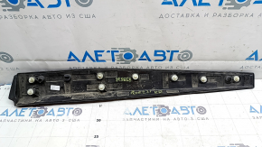 Обратная сторона накладки двери нижней правой Polestar 2, видно состояние крепежных элементов
