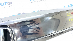 Крупный план на хромированную поверхность молдинга решетки радиатора Honda Accord с мелкими царапинами.