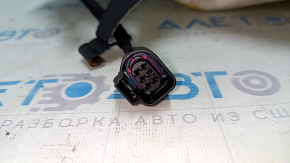 Розеточный разъем на обшивке сиденья Volkswagen, важно для проверки системы подогрева.