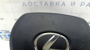 Крупный план верхней части подушки безопасности Lexus, видны следы использования