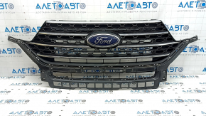 Решетка радиатора grill с каркасом и хромом в сборе Ford Explorer 20-25 с эмблемой, XLT, песок, трещина на эмблеме, нет фрагмента на эмблеме