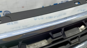 Решетка радиатора grill с каркасом и хромом в сборе Ford Explorer 20-24 с эмблемой, XLT, песок, трещина на эмблеме, нет фрагмента на эмблеме