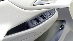 Управление стеклоподъемниками на обшивке двери Chevrolet Volt, без кнопки лючка бензобака.
