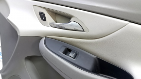 Кнопка управления стеклоподъемником на обшивке двери Chevrolet Volt 2016-2019, функциональность сохранена.
