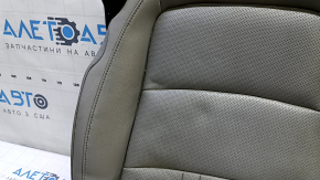 Крупный план боковой части обшивки сиденья Honda Accord, видимые повреждения и потертости.