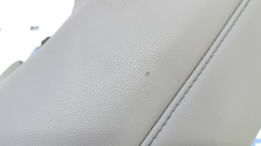Ближайший план потёртостей на коже подушки безопасности airbag для Chevrolet Volt 2016-2019.