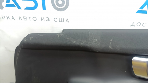 Крупный план верхней части обшивки двери передней правой Polestar 2 с заметными царапинами.
