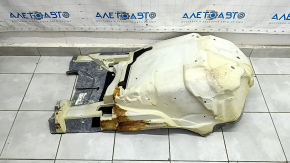 Детальная видимость повреждений на покрытии пола переднего правого пассажира Mercedes GLE 350 450.