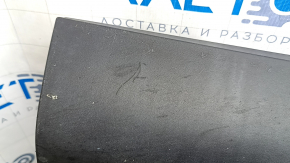 Детальный вид царапины на накладке порога Mercedes W167.