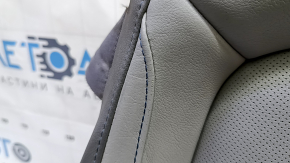 Детальный снимок потертой кожи обшивки сидения Chevrolet Volt, с выделенной строчкой.