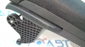 Деталь подлокотника Honda Insight 19-22, крупный план с акцентом на фактуру ткани.