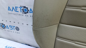 Крупный план на правую верхнюю часть сидения Honda CR-V 2017-2022 с легкими пятнами.