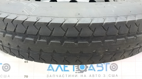Крупный план протектора запасного колеса Jeep Grand Cherokee 2011-2022, минимальный износ