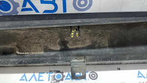 Фотография креплений накладки порога, показаны надломанные участки для Jeep Grand Cherokee