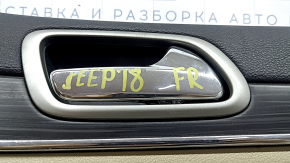 Обшивка дверей картка передня права Jeep Grand Cherokee WK2 19-21 бежева, з бежевою та чорною вставкою шкіра, підлокітник шкіра бежева, молдинг темне дерево, з ручкою, подряпини, вм'ятина, під чищення
