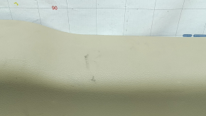 Царапины и потертости на поверхности обшивки двери багажника Jeep Grand Cherokee 2011-2022.