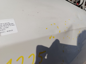 Ближайший план на край задней четверти Honda Insight 2019-2022, видно желтые точки на белом кузове.