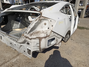 Общий вид кузова задней четверти Honda Insight 2019-2022, детали явно подвержены использованию.