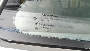 Маркировка MOPAR на стекле, подтверждающая оригинальность для Jeep Grand Cherokee.