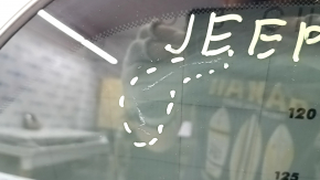 Царапина на боковой форточке, вид на внутреннюю сторону стёкла Jeep Grand Cherokee.