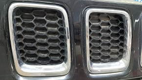 Решетка радиатора grill Jeep Compass 17-21 в сборе 3 части, с хромом, песок, царапины, сколы