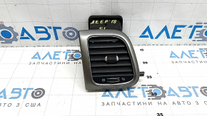 Дефлектор повітроводу торпеди лівий Jeep Grand Cherokee WK2 19-22 із сріблястою накладкою, тріщини у кріпленнях, зламане кріплення