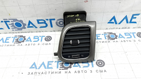 Дефлектор повітроводу торпеди правий Jeep Grand Cherokee WK2 19-22 зі срібною накладкою, тріщини у кріпленнях, зламане кріплення