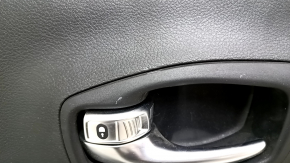 Обшивка двери карточка задняя левая Jeep Compass 17-21 черн, с черной вставкой кожа, подлокотник черная кожа с коричневой и белой строчкой, с ручкой, царапины