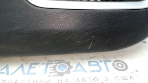 Царапины на нижней части обшивки двери передней левой Jeep Compass, требуют внимания