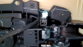 Крупный план внутреннего механизма двери передней левой Jeep, с хорошо видимыми деталями