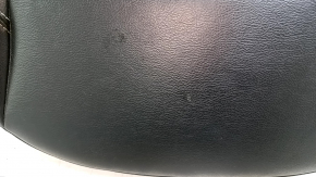 Крупный план царапин на обивке подушки для Jeep Compass, состояние кожи.
