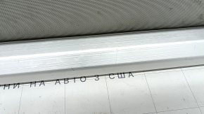 Крупный план металлической части шторки, видно следы использования