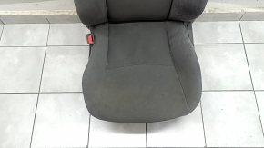 Крупный план сиденья Toyota Prius, велюр серого цвета, подходящее для чистки.