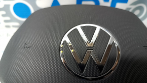 Логотип Volkswagen на подушке airbag, деталь в проверенном состоянии.