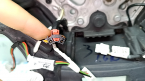 Крупный план разъема на руле Volkswagen, отметки на проводах и состояние контактов.