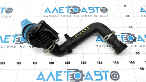 Алфы Ромео Стельвио 2018-2025, деталь с крышкой без фильтра, показывающая трещину крепления.