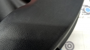 Крупный план на подлокотник обшивки двери Jeep Renegade, заметны царапины.