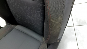 Износ на боковой части водительского сиденья Jeep Renegade, ткань в хорошем состоянии, без сильных повреждений.