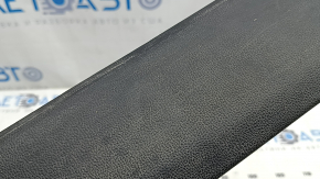 Накладка порога передняя правая Alfa Romeo Stelvio 18-25 черная, трещина в креплении, царапины