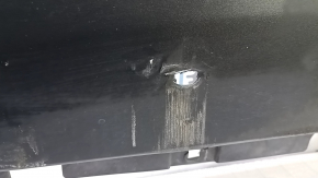Деталь нижней части бампера Jeep Cherokee, на поверхности видно состояние