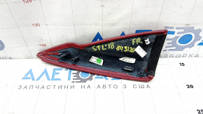 Накладка центральной консоли боковая верхняя правая Alfa Romeo Stelvio 18-21 кожа красная, царапины