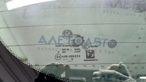 Маркировка на стекле двери багажника Alfa Romeo Stelvio, производитель Saint-Gobain.