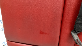 Близкий план царапин на красной коже спинки сидений Alfa Romeo Stelvio.