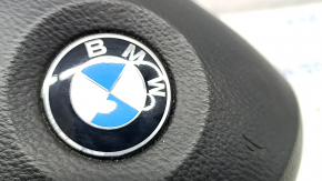 Крупный план логотипа BMW на подушке безопасности.