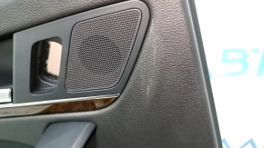 Крупный план динамика на обшивке двери задней левой Audi Q5 2018-2024 с царапиной