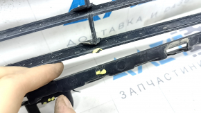 Детали повреждений креплений на решетке бампера BMW X5 F15, требует ремонта.